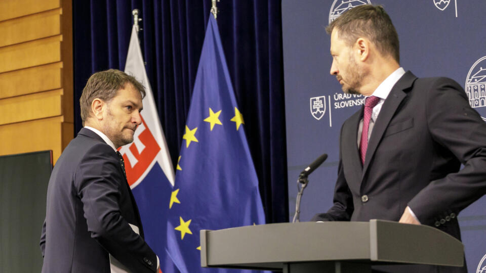 Na snímke sprava predseda vlády SR Eduard Heger a podpredseda vlády SR a minister financií SR Igor Matovič (obaja OĽaNO) počas tlačovej konferencie v Bratislave 25. júna 2022. FOTO TASR - Dano Veselský