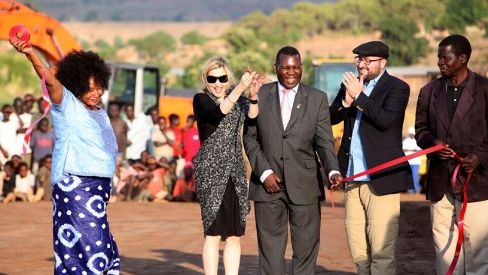 Speváčka Madonna v Malawi.