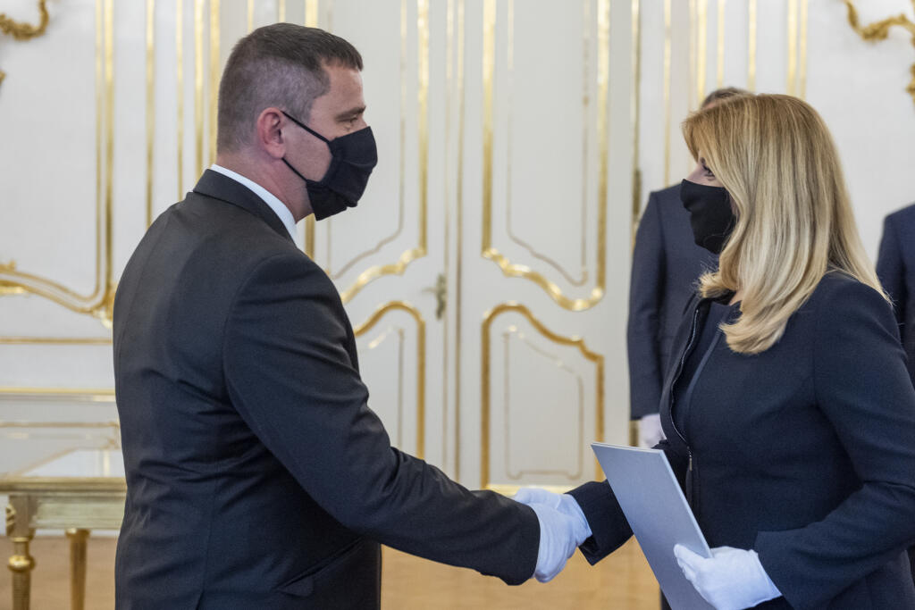 Na snímke zľava Robert Šorl počas jeho vymenovania za sudcu Ústavného súdu SR prezidentkou SR Zuzanou Čaputovou v Prezidentskom paláci 30. septembra 2020 v Bratislave. FOTO TASR - Jaroslav Novák