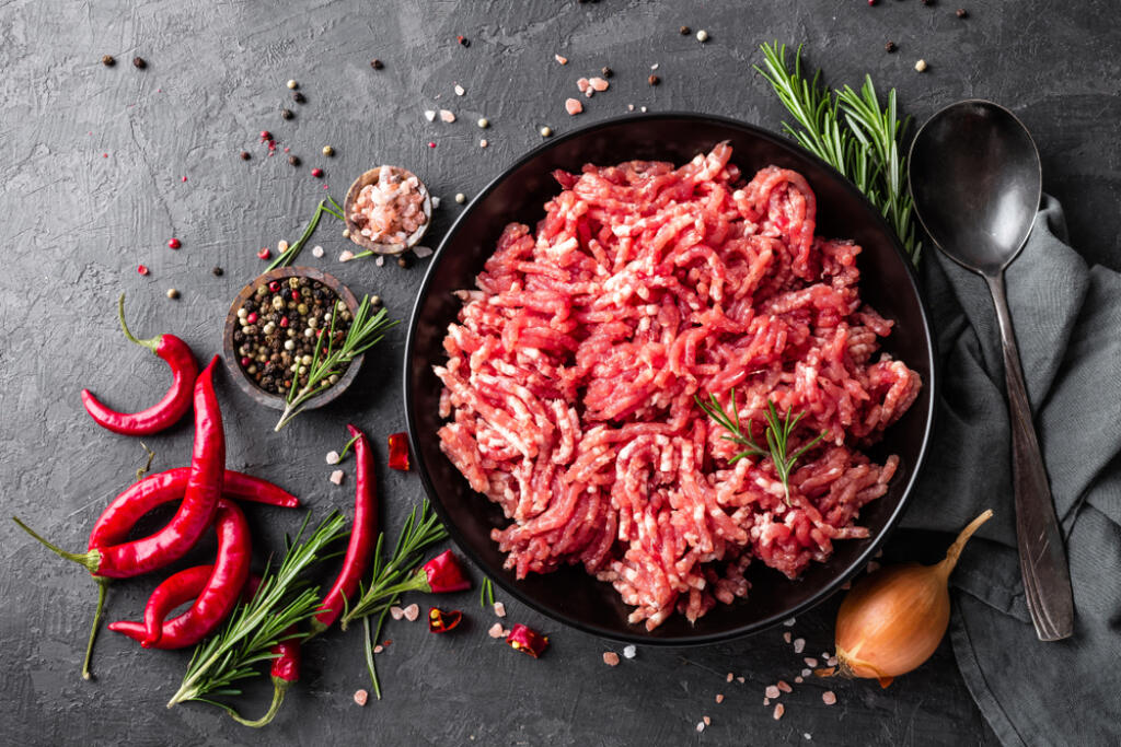 Vymeňte mleté hovädzie mäso za mleté morčacie mäso
Alebo mleté kuracie prsia či rastlinnú náhradu mäsa, napríklad sójové granule Použite sprej na varenie kým sójové granule nezhnednú. Následne odlejte tuk z panvice. A sójové granule sú pripravené.