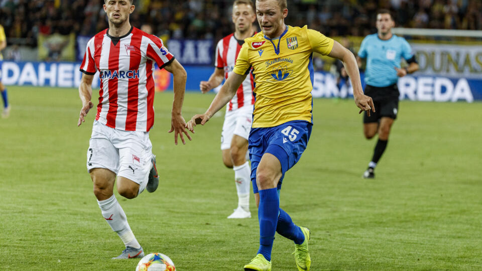 Na snímke Luiáš Čmelík a Cornel Rapa počas prvého zápasu 1. predkola Európskej ligy medzi FC DAC 1904 Dunajská Streda a MKS Cracovia Kraków.