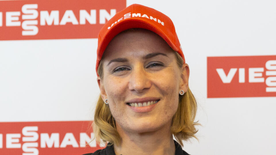Anastasia Kuzminová dostala na tlačovke kvety ako dar.