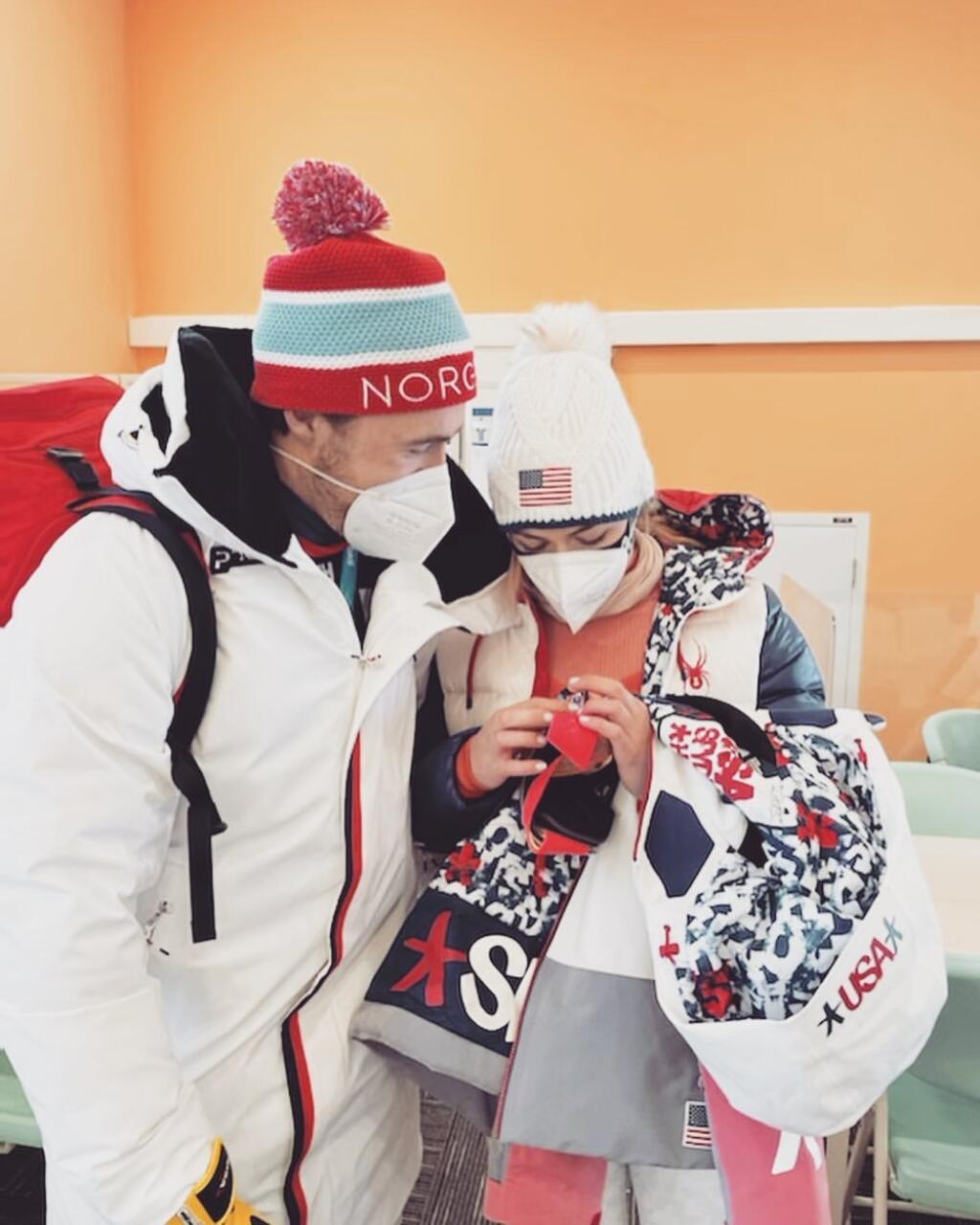 Všetko sa začalo vo chvíli, keď dvojnásobný medailista z olympiády v Pekingu napísal Shiffrinovej v časoch, keď ju stále trápila smrť otca a ponúkol sa, že ju hocikedy vypočuje, ak bude chcieť.