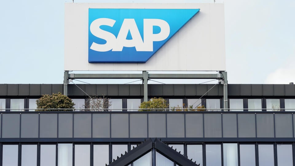 WA 14 archív Walldorf - Na archívnej snímke z 18. januára 2023 logo nemeckej spoločnosti SAP, najväčšieho európskeho výrobcu softvéru, sa nachádza na budove sídla spoločnosti v nemeckom meste Walldorf. Firma SAP zaznamenala v 1. štvrťroku 2023 nárast tržieb aj vďaka výnosom z čoraz dôležitejších cloudových služieb. Avšak jej zisk po zdanení klesol. FOTO TASR/DPA
ARCHIV - 18.01.2023, Baden-Württemberg, Walldorf: Ein Schild mit der Aufschrift ·SAP· steht auf einem Gebäude der Unternehmenszentr