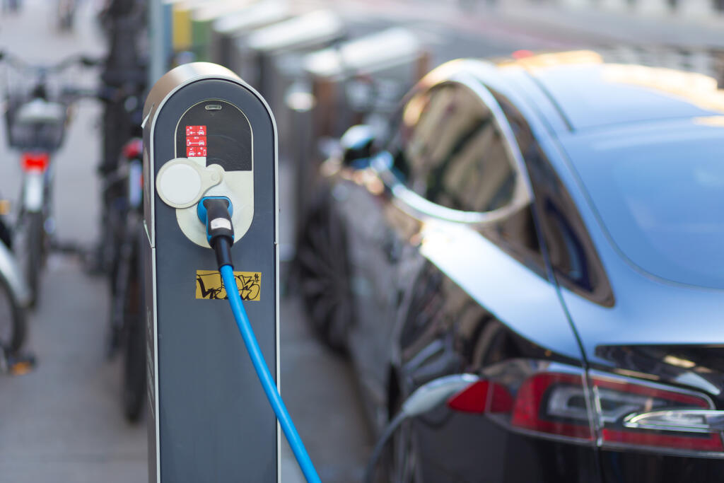 Z áut s alternatívnym pohonom sa najlepšie darí hybridom, elektromobily hrajú stále okrajovú rolu.