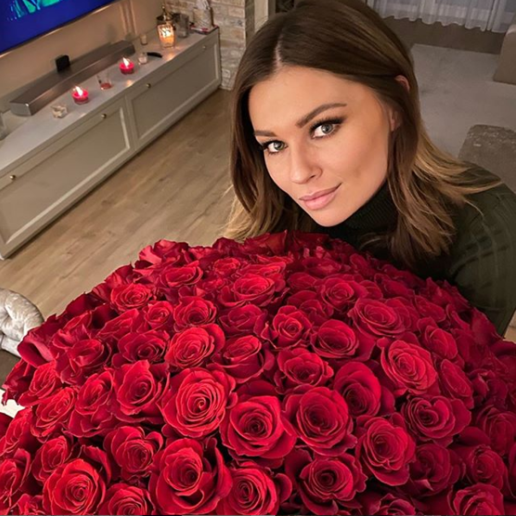 Diana Kačurová dostala kyticu od priateľa Ďuricu.