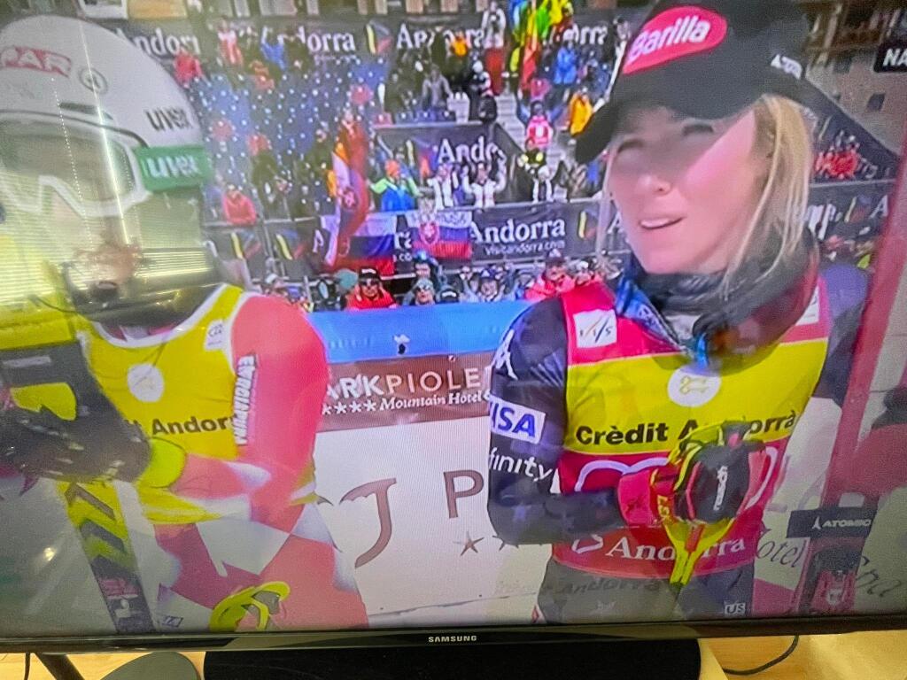 Shiffrinová (vpravo) chcela určite viac ako 3. miesto v slalome. Svedčí o tom aj jej výraz v tvári po dojazde Vlhovej do cieľa.