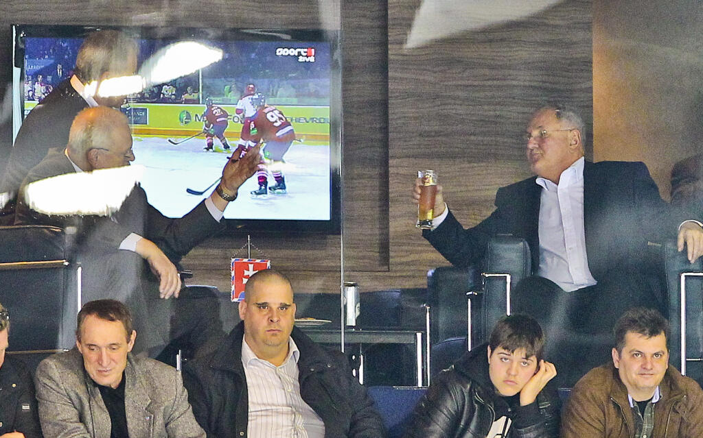 Na snímke zľava bývalý prezident SR Ivan Gašparovič a bývalý minister školstva Dušan Čaplovič v prezidentskej lóži počas play-off Kontinentálnej hokejovej ligy medzi HC Slovan Bratislava a Dinamom Moskva.