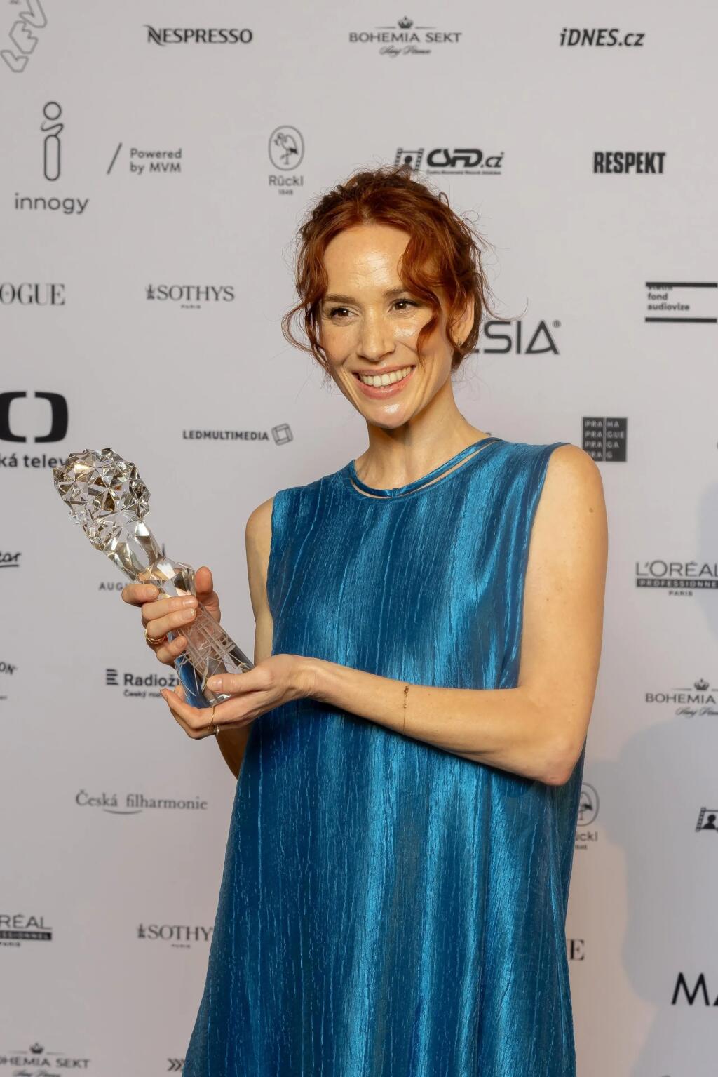 Táňa Pauhofová získala Českého leva za rolu českej rozhlasovej novinárky Věry Šťovíčkovej-Heroldovej vo filme Vlny.