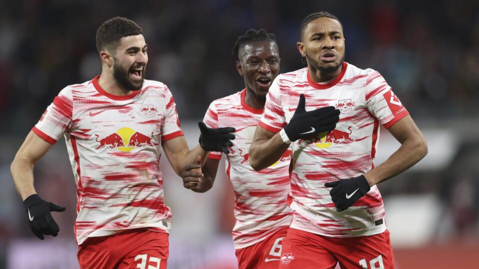 KK54 Lipsko - Futbalista Christopher Nkunku (vpravo) z Lipska sa teší z gólu počas zápasu 22. kola nemeckej Bundesligy RB Lipsko - 1. FC Kolín 11. februára 2022 v Lipsku. FOTO TASR/AP
Leipzig's Christopher Nkunku, right, celebrates after scoring the first goal of the game during the German Bundesliga soccer match between RB Leipzig and 1. FC Cologne at the Red Bull Arena in Leipzig, Germany, Friday, Feb. 11, 2022. (Jan Woitas/dpa via AP)