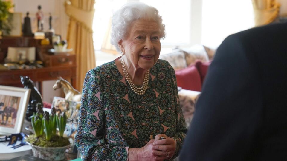 PK 35 archív Windsor - Na archívnej snímke zo 16. februára 2022 britská kráľovná Alžbeta II. reaguje počas audiencie s odchádzajúcim a nastupujúcim tajomníkom ministerstva obrany na Windsorskom hrade. Alžbeta II., ktorá mala v nedeľu 20. februára pozitívny test na koronavírus, v utorok 22. februára zrušila plánované on-line schôdzky, pretože stále pociťuje mierne príznaky ochorenia podobné prechladnutiu. FOTO TASR/AP
FILE - Queen Elizabeth II speaks during an audience at Windsor Castle where sh
