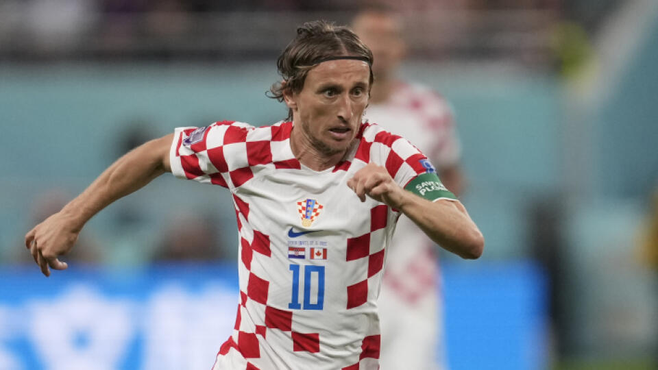 JB 85 Dauhá - Chorvátsky hráč Luka Modrič kontroluje loptu vo futbalovom zápase F-skupiny Chorvátsko - Kanada na MS 2022 vo futbale v katarskom meste Dauhá 27. novembra 2022. FOTO TASR/AP
Croatia's Luka Modric controls the ball during the World Cup group F soccer match between Croatia and Canada, at the Khalifa International Stadium in Doha, Qatar, Sunday, Nov. 27, 2022. (AP Photo/Darko Vojinovic)
