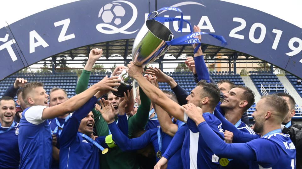 Domáca Nitra si z Dubnice priviezla z prvého súboja výsledok 0:0, ktorý ponecháva obom tímom reálnu šancu pôsobiť v novej sezóne medzi elitou.