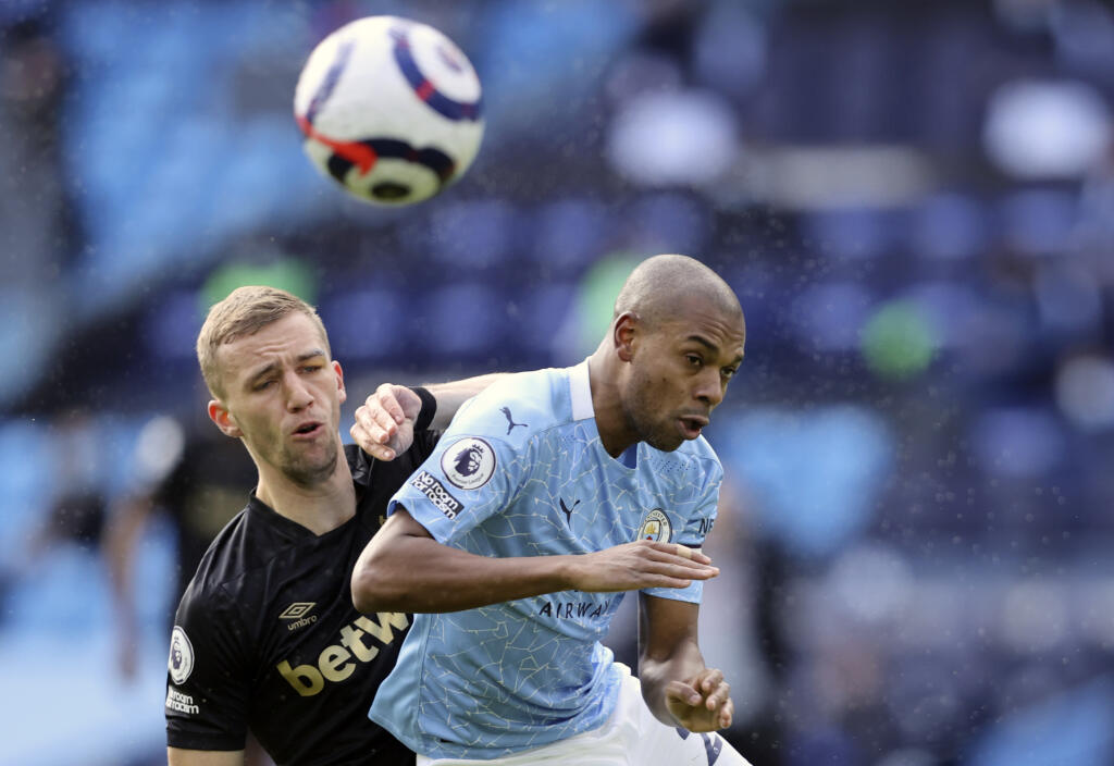 EBE 27 Manchester - Na snímke sprava hráč City Fernandinho a český stredopoliar West Hamu Tomáš Souček v zápase 26. kola anglickej Premier League vo futbale Manchester City - West Ham United v sobotu 27. februára 2021. FOTO TASR/AP
Manchester City's Fernandinho, right, duels for the ball with West Ham's Tomas Soucek during the English Premier League soccer match between Manchester City and West Ham United at the Etihad stadium in Manchester, England, Saturday, Feb. 27, 2021. (Clive Brunskill/Poo