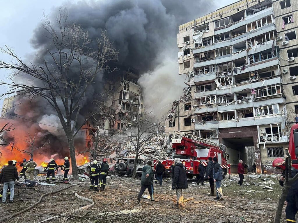 WA 73 Dnipro - Čierny hustý dym stúpa k oblohe po raketovom útoku ruskej armády na výškovú obytnú budovu, kde pod troskami zostalo mnoho ľudí v Dnipre, štvrtom najväčšom ukrajinskom meste  v sobotu 14. januára 2023. FOTO TASR/AP 

In this photo provided by Dnipro Regional Administration press office, smoke raises after a Russian rocket hit a multistory building leaving many people under debris in Dnipro, Ukraine, Saturday, Jan. 14, 2023. (Dnipro Regional Administration via AP)