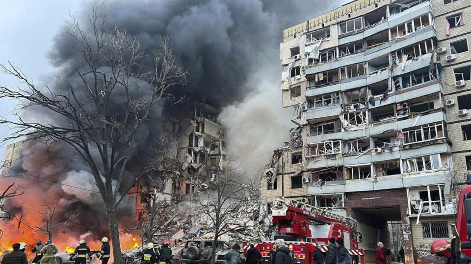 WA 73 Dnipro - Čierny hustý dym stúpa k oblohe po raketovom útoku ruskej armády na výškovú obytnú budovu, kde pod troskami zostalo mnoho ľudí v Dnipre, štvrtom najväčšom ukrajinskom meste v sobotu 14. januára 2023. FOTO TASR/AP
In this photo provided by Dnipro Regional Administration press office, smoke raises after a Russian rocket hit a multistory building leaving many people under debris in Dnipro, Ukraine, Saturday, Jan. 14, 2023. (Dnipro Regional Administration via AP)