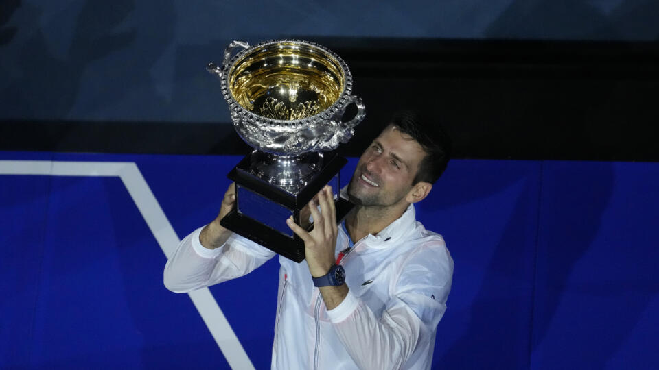JB 46 Melbourne - Srbský tenista Novak Djokovič zdvíha trofej po jeho výhre nad Grékom Stefanosom Tsitsipasom vo finále dvojhry mužov na grandslamovom turnaji Australian Open v Melbourne 29. januára 2023. FOTO TASR/AP
Novak Djokovic of Serbia lifts the Norman Brookes Challenge Cup after defeating Stefanos Tsitsipas of Greece in the men's singles final at the Australian Open tennis championship in Melbourne, Australia, Sunday, Jan. 29, 2023. (AP Photo/Ng Han Guan)