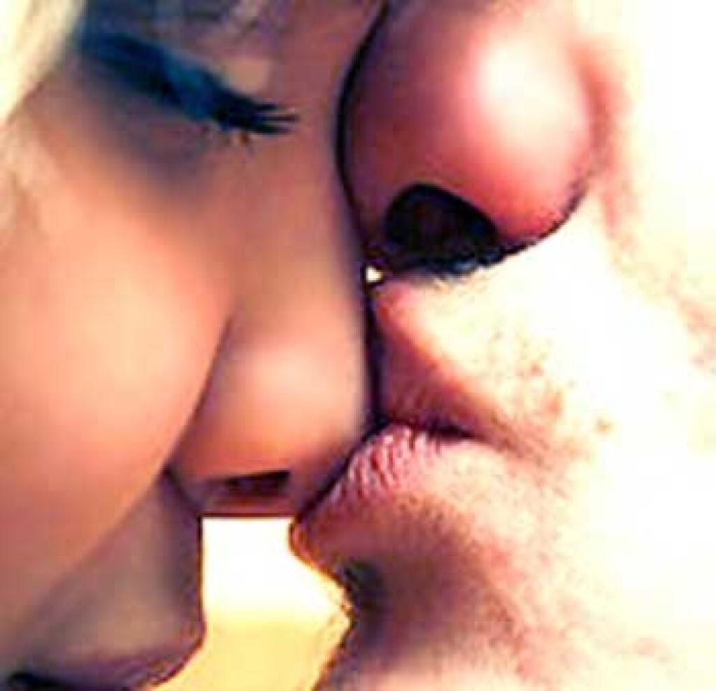 Поцелую в пупок. Поцелуй в нос. Целует носик. Поцеловать в носик. Поцелую в носик.