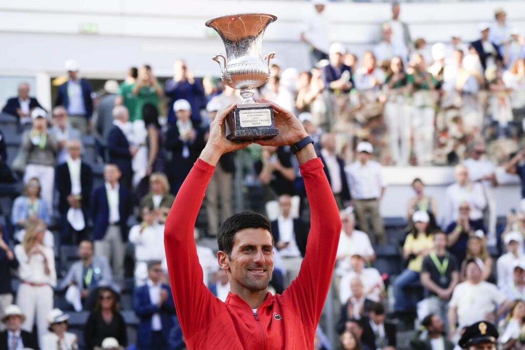 JB 7 Rím - Srbský tenista Novak Djokovič pózuje s trofejou po jeho výhre nad Grékom Stefanosom Tsitsipasom vo finále tenisového turnaja ATP v Ríme 15. mája 2022. Djokovič je lídrom svetového rebríčka ATP Entry aj k 16. máju. Svoje postavenie vylepšil o jednu pozíciu Grék Stefanos Tsitsipas, ktorý prehral vo finále ATP Masters 1000 v Ríme práve s Djokovičom a momentálne mu patrí štvrté miesto.
Srb si pred druhým Rusom Daniilom Medvedevom udržal náskok 270 bodov. FOTO TASR/AP
Serbia's Novak Djoko