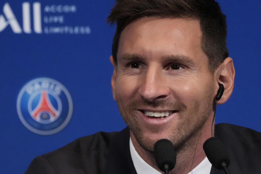 JB 38 Paríž - Argentínsky futbalista Lionel Messi počas tlačovej konferencie na štadióne Parc des Princes v Paríži 11. augusta 2021. Messi si podľa vlastných slov užíva prítomnosť v tíme Paríž St. Germain od prvých minút. Francúzsky vicemajster predstavil svoju novú hviezdnu posilu v stredu na tlačovej konferencii. Tridsaťštyriročný argentínsky útočník opustil po 21 rokoch FC Barcelona. V metropole Francúzska podpísal zmluvu na 2 roky s opciou na ďalší rok. Podľa medializovaných informácií má r