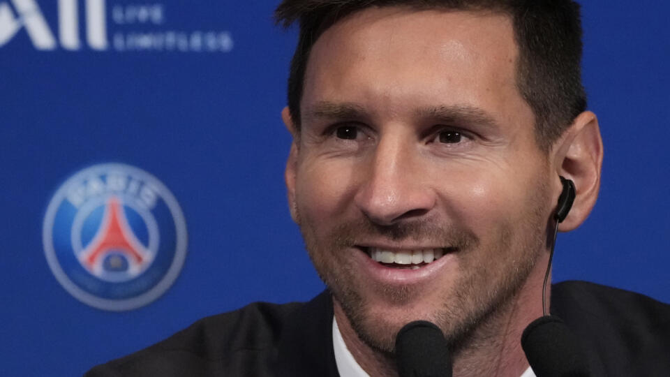 Argentínsky futbalista Lionel Messi  počas tlačovej konferencie na štadióne Parc des Princes v Paríži.