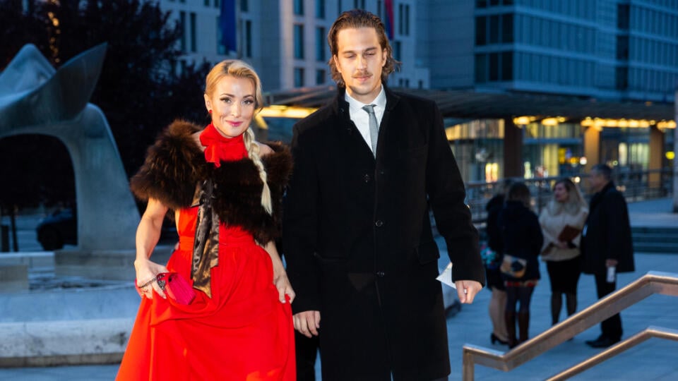 Kým v minulosti sa pár objavoval spolu na mnohých spoločenských akciách, v poslednej dobe sa Lacko po boku Simanovej ukazoval len sporadicky.