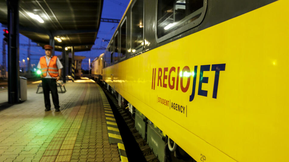 Na snímke odchod prvého vlakového spoja spoločnosti RegioJet Praha - Bratislava - Ľubľana - Rijeka z Hlavnej stanice v Bratislave 30. júna 2020. FOTO TASR - Dano Veselský