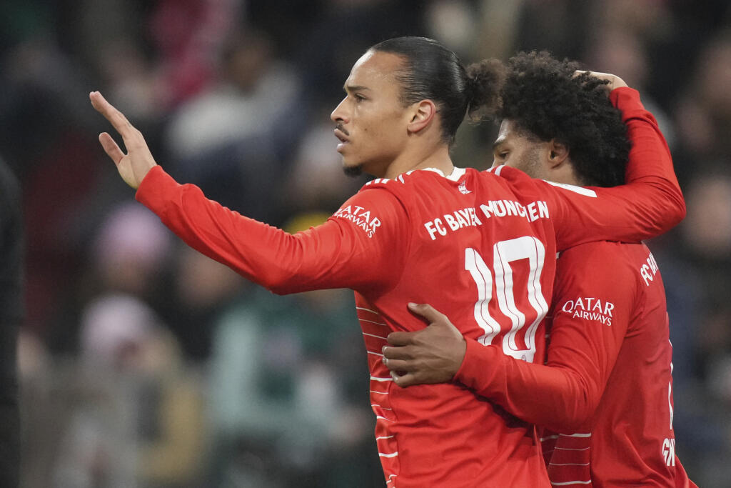 WA 47 Mníchov - Futbalisti Bayernu Mníchov Serge Gnabry (vpravo) a Leroy Sane sa tešia po strelení gólu v zápase 14. kola nemeckej Bundesligy Bayern Mníchov - Werder Brémy v Mníchove v utorok 8. novembra 2022. FOTO TASR/AP
Bayern's Serge Gnabry, right, celebrates with Leroy Sane teammates after scoring his side's forth goal during the Bundesliga soccer match between Bayern Munich and Werder Bremen at the Allianz Arena in Munich, Germany, Tuesday, Nov. 8, 2022. (AP Photo/Matthias Schrader)