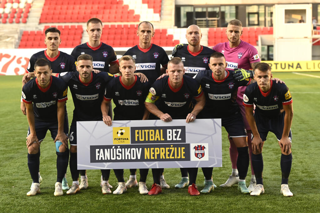 Hoci už mohli byť tribúny zaplnené do polovice, v zápase AS Trenčín - FC ViOn Zlaté Moravce-Vráble zíval nový štadión Trenčína prázdnotou.