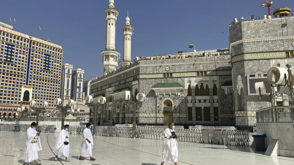 JB 34 Mekka - Moslimskí veriaci kráčajú pred Veľkou mešitou počas tzv. malej púte zvanej umra pri príležitosti moslimského pôstneho mesiaca Ramadán v Mekke 13. apríla 2021. Tej sa tento rok môžu zúčastniť iba veriaci zaočkovaní proti ochoreniu COVID-19 alebo tí, čo ho prekonali. FOTO TASR/AP
Muslim pilgrims walk outside the Grand Mosque, during the minor pilgrimage, known as Umrah, marking the holy month of Ramadan, in the Muslim holy city of Mecca, Saudi Arabia, Tuesday, April 13, 2021. During