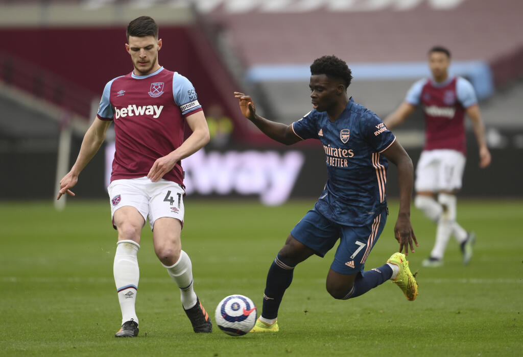 JB 128 Londýn - Hráč Arsnealu Bukayo Saka (vpravo) v súboji s Declanom Riceom z West Hamu v zápase 29. kola anglickej ligy Premier League West Ham United - Arsenal Londýn v Londýne 21. marca 2021. FOTO TASR/AP
West Ham's Declan Rice, left, challenges for the ball with Arsenal's Bukayo Saka during the English Premier League soccer match between West Ham United and Arsenal at the London Stadium in London, England, Sunday, March 21, 2021. (Mike Hewitt, Pool via AP)