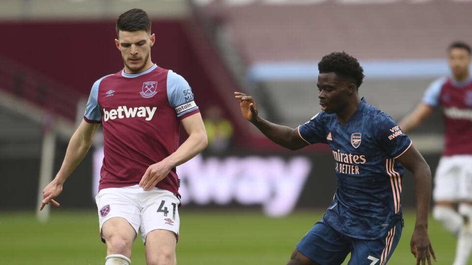 JB 128 Londýn - Hráč Arsnealu Bukayo Saka (vpravo) v súboji s Declanom Riceom z West Hamu v zápase 29. kola anglickej ligy Premier League West Ham United - Arsenal Londýn v Londýne 21. marca 2021. FOTO TASR/AP
West Ham's Declan Rice, left, challenges for the ball with Arsenal's Bukayo Saka during the English Premier League soccer match between West Ham United and Arsenal at the London Stadium in London, England, Sunday, March 21, 2021. (Mike Hewitt, Pool via AP)