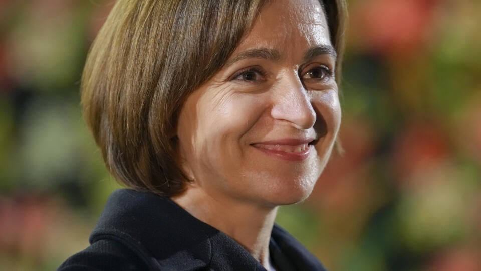 KK49 Magdacešti - Moldavská prezidentka Maia Sanduová sa usmieva počas predvolebného zhromaždenia v moldavskej obci Magdacešti vo štvrtok 17. októbra 2024. Moldavsku sa v nedeľu uskutočnia prezidentské voľby spojené s referendom o vstupe krajiny do EÚ. FOTO TASR/AP
Moldova's President Maia Sandu smiles during an electoral meeting in Magdacesti, Moldova, Thursday, Oct. 17, 2024, as she seeks a second term in office ahead of a presidential election and a referendum on whether to enshrine in Moldo