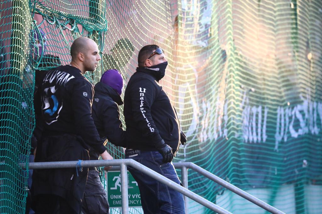 Šokujúce zábery z derby medzi Spartakom Trnava a Slovanom Bratislava. Fanúšikovia sa vtrhli na hraciu plochu a bili sa hlava nehlava.