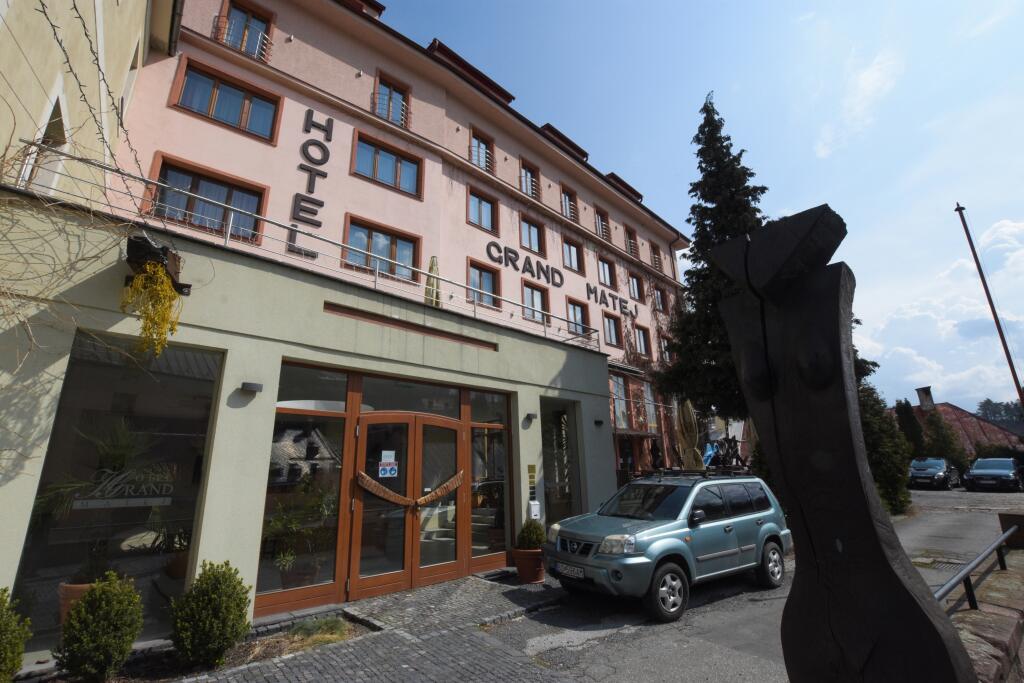 Napriek uvoľneniu protipandemických opatrení sa hotel Grand Matej v centre Banskej Štiavnice na otvorenie ešte len pripravuje. Ako pre TASR potvrdil majiteľ hotela Ľudovít Kaník, hotel bude návštevníkom k dispozícii od piatku 30. apríla aj vďaka opätovnému otvoreniu vonkajších terás. Na snímke hotel Grand Matej v Banskej Štiavnici 24. apríla 2021. EASYFOTO TASR - Lukáš Mužla