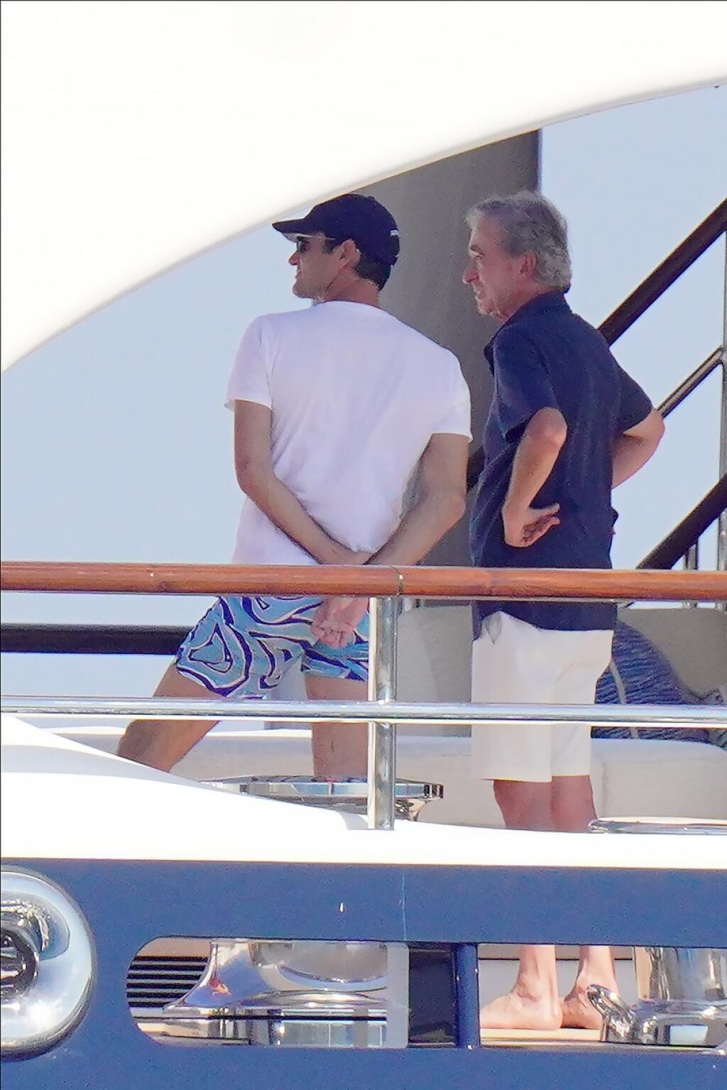 Federerovci si už zrejme zvykli na to, že nemôžu ísť na dovolenku bez toho, aby nemali v pätách paparazzi fotografov. Minulý rok si užívali na jachte miliardára Bernarda Arnaulta v St. Tropez.