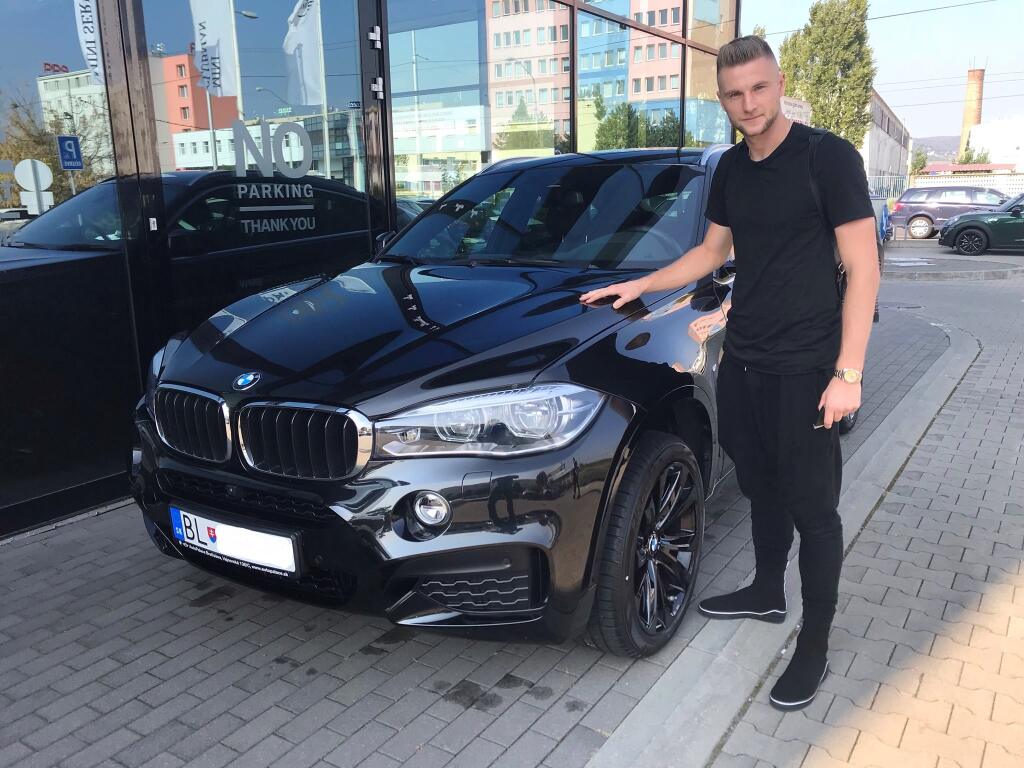 Aj Milan Škriniar má rád luxusné autá.