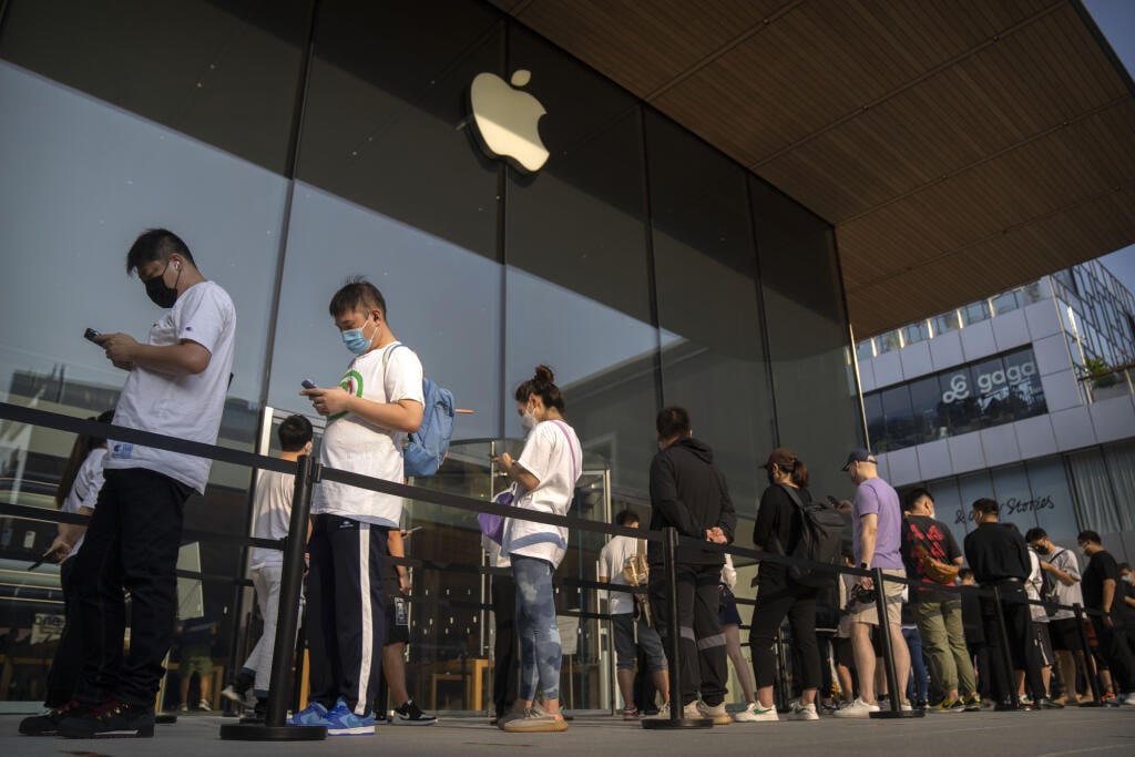 KK35 Peking - Ľudia čakajú v rade pred obchodom značky Apple počas prvého dňa predaja línie nových telefónov iPhone 14, 16. septembra 2022 v Pekingu. Spoločnosť Apple začala na trh dodávať prakticky celú rodinu produktov iPhone 14, okrem modelu iPhone 14 Plus. FOTO TASR/AP
Customers line up outside of an Apple Store before its opening on the first day of sale for the Apple iPhone 14 in Beijing, China, Friday, Sept. 16, 2022. (AP Photo/Mark Schiefelbein)