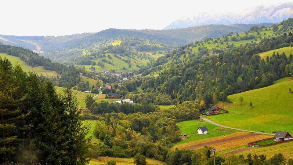 Malá Franková leží v najsevernejšej časti Spiša, v hornej časti údolia Frankovského potoka v Spišskej Magure.