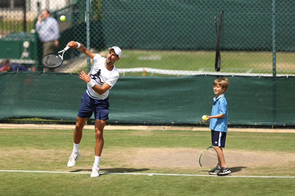 Djokovičovým sparingpartnerom na Wimbledone je aj jeho syn Stefan, s ktorým trénuje na tráve.