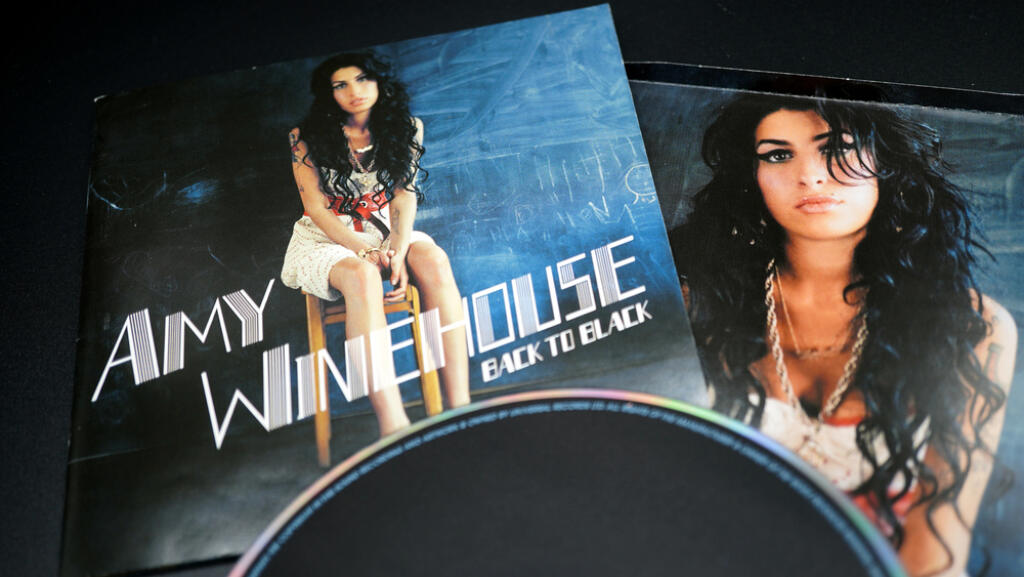 Rome,,April,15,,2020:,Covers,And,Inserts,Of,British,Singer-songwriter,