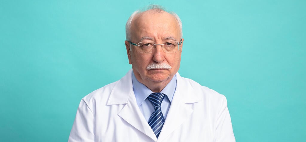 Profesor Juraj Šteňo: Lekárov bolí srdce, keď stoja pacienti v noci pred nemocnicou