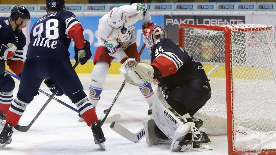 Na snímke zľava Andrej Golian (Slovan), Marek Viedenský (Zvolen) a brankár Slovana Jared Coreau v zápase 19. kola hokejovej Tipos extraligy HKM Zvolen - HC Slovan Bratislava vo Zvolene 20. novembra 2022. FOTO TASR - Ján Krošlák