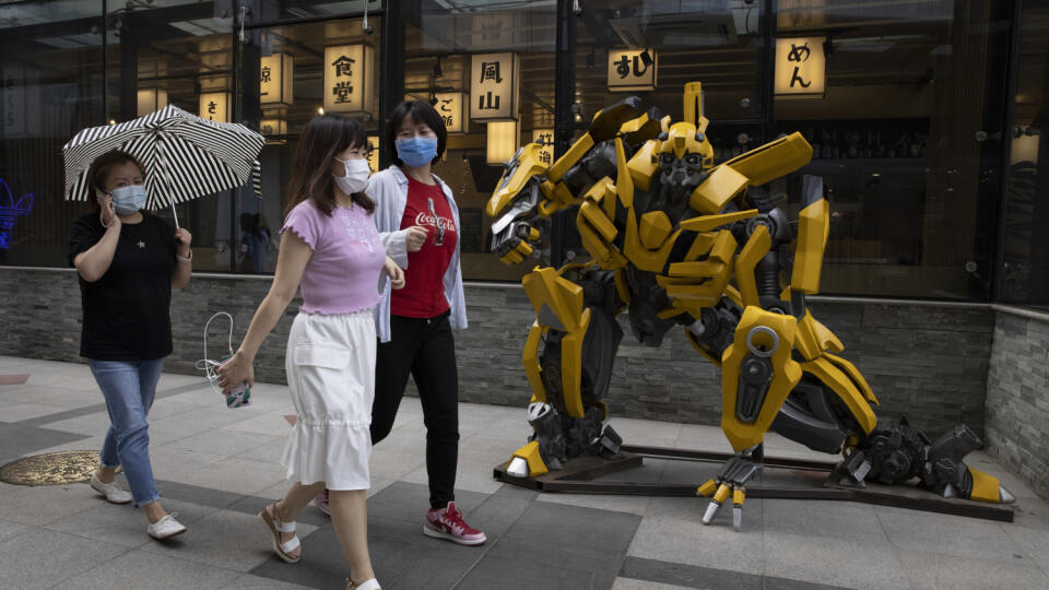 EBE 25 Peking - Na snímke ľudia s ochrannými rúškami prechádzajú prechádzali okolo sochy zobrazujúcej postavu z filmu Transformer pred reštauráciou v Pekingu v pondelok 8. júna 2020. FOTO TASR/AP
Residents wearing face masks to curb the spread of the coronavirus walk past a sculpture depicting a character from the Transformer movie outside a restaurant in Beijing on Monday, June 8, 2020. A semblance of normalcy has returned to the Chinese capital as businesses open and residents go about their u