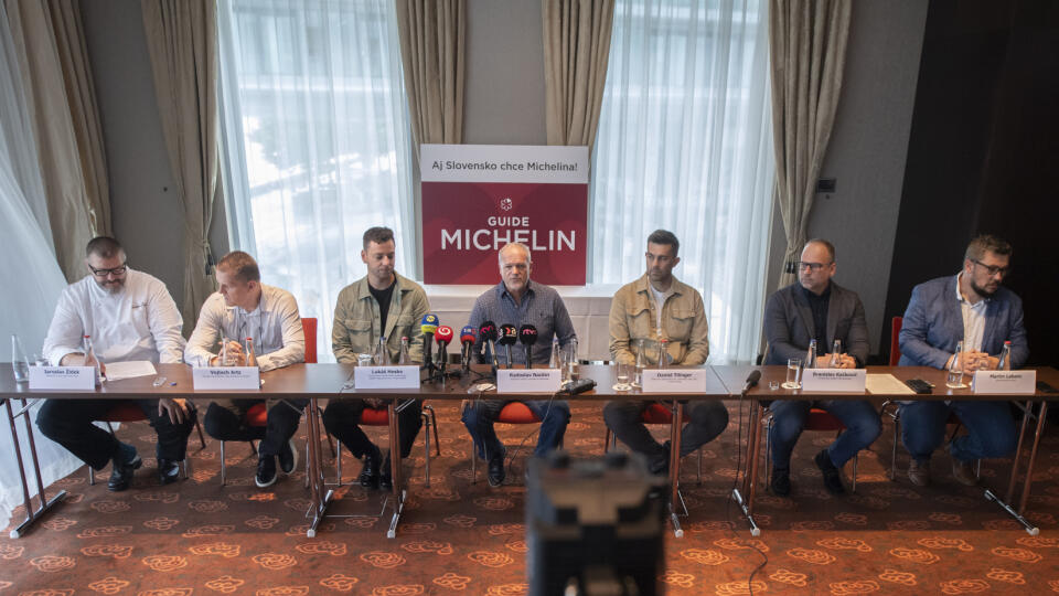 Na snímke zľava šéfkuchár Grand hotel River Park Jaroslav Židek, prezident Slovenských kuchárov a cukrárov Vojtech Artz, dvojnásobný Kuchár roka na Slovensku, majiteľ reštaurácie Irin, 2 Zlaté vidličky Lukáš Hesko, vydavateľ bedekra Gurán na Slovensku Radoslav Nackin, šéfkuchár reštaurácie ECK, reštaurácia roka 2023, 2 zlaté vidličky Daniel Tilinger, prevádzkový riaditeľ TMR Slovensko Branislav Kačkovič a gastronomický novinár Martin Labanc počas tlačovej konferencie Gurmána na Slovensku - bedek