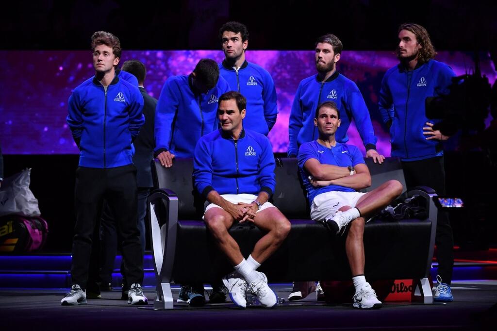 Počas toho, ako Roger Federer plakal na lavičke, Djokovič stál a za ním a upokojoval ho. Ani on sa neubránil slzám.