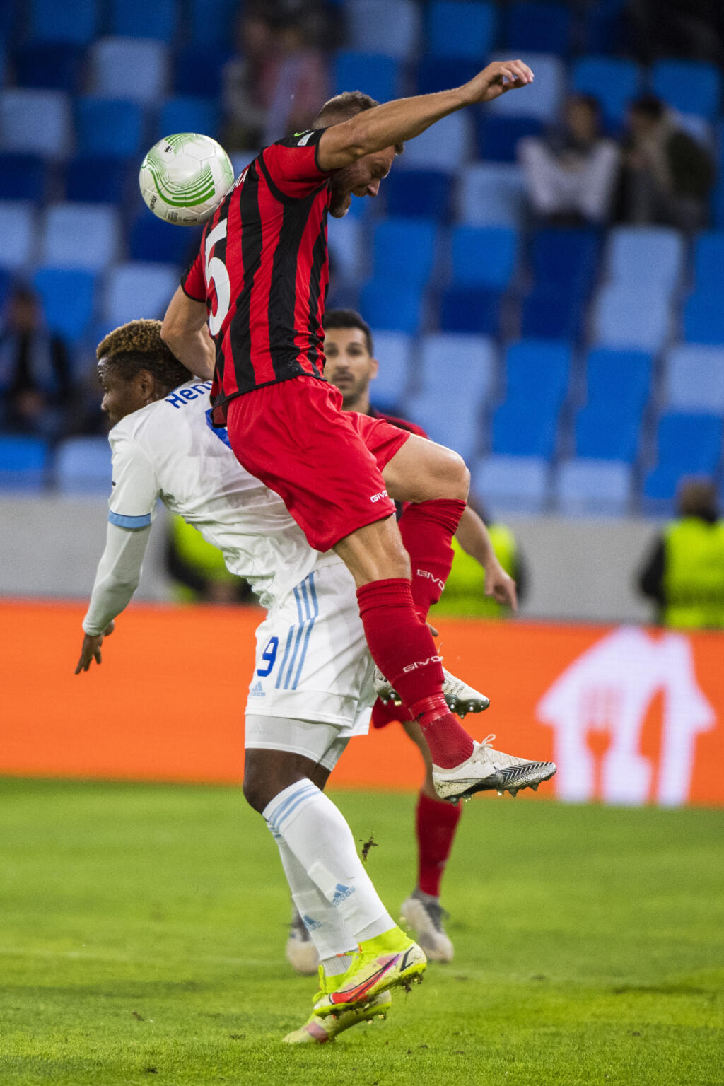 Na snímke zľava Ezekiel Henty (Slovan) a Scott Wiseman (Lincoln) v zápase F-skupiny 3. kola skupinovej fázy Európskej konferenčnej ligy (EKL) ŠK Slovan Bratislava - Lincoln Red Imps v Bratislave vo štvrtok 21. októbra 2021. FOTO TASR - Jaroslav Novák