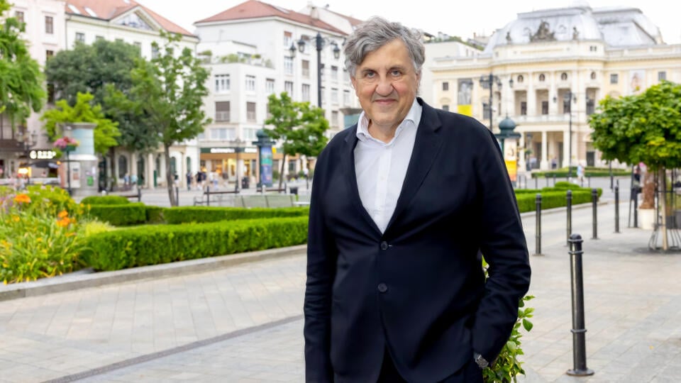 Stefano Buono, taliansky fyzik a generálny riaditeľ newcleo, startupu pracujúceho na dizajne malých jadrových reaktorov, ktorý využíva na napájanie odpad z iných reaktorov. Na snímke počas rozhovoru s Veronikou Vaňkovou, redaktorkou týždenníka Trend.