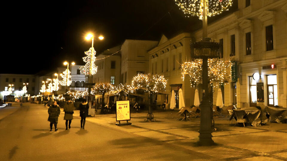 Na snímke vianočné osvetlenie v meste Banská Bystrica 29. novembra 2021. FOTO TASR - Ján Krošlák