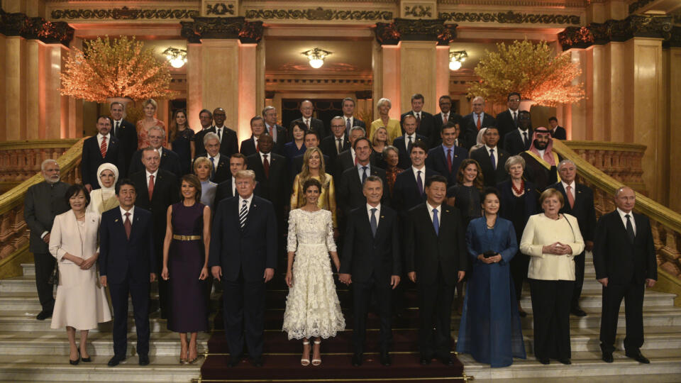 Svetoví lídri a predstavitelia najsilnejších ekonomík sveta, tzv. G20-ka, na spoločnej fotografii zo samitu v Buenos Aires.